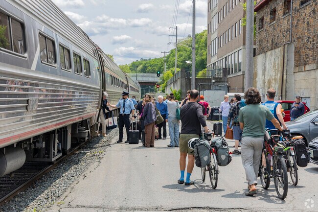 The commuter rail station in nearby Brattleboro offers Amtrak train service from Vermont to New York City.