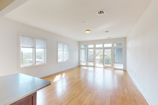 2BR, 2.5BA 1739SF