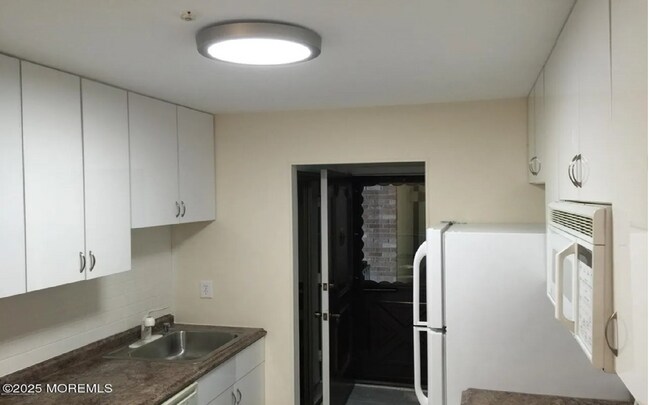 84 Amberly Dr unit J, Manalapan, NJ 07726 - photo 3