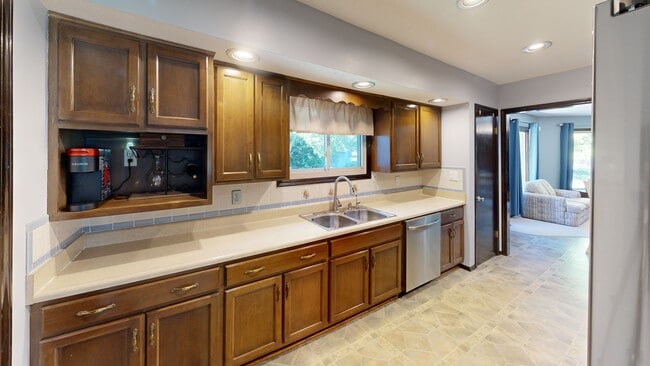 5468 Char Dr, Indianapolis, IN 46221 - photo 2