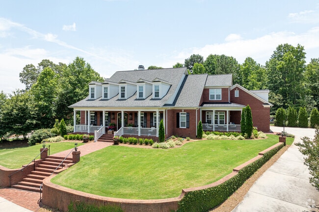 Large front yards are common in all homes in Litchfield.