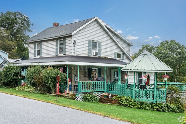 Craftsman style homes built mid-to-late 20th century are found throughout West Carroll.