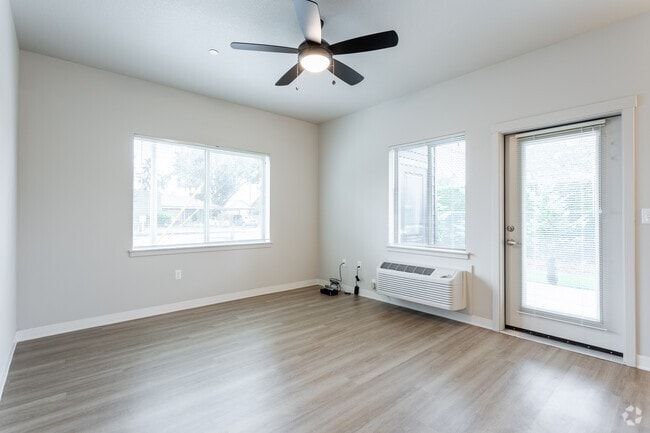 2BR, 2BA - 952 SF