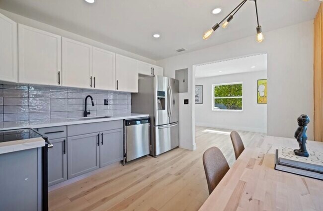 1521 NE 148th St, Miami, FL 33161 - photo 2