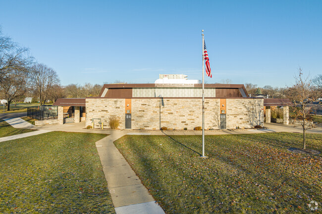 Krug Elementary offers a Dual Language program for K & 1st grade students through District 131.