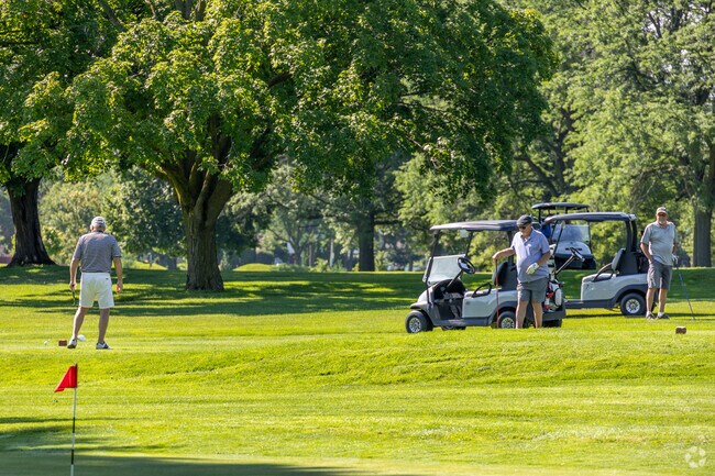 The nearest golf club is Sinnissippi Park and right next door to Jackson Oaks.
