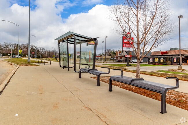 Met Transit bus stops cluster around University Ave in Alabar HIlls.