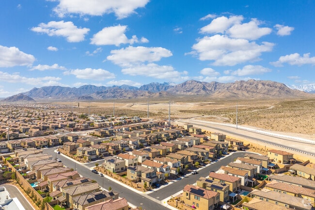 Kyle Canyon homes are conveniently located close to nature and have easy access to parks, schools and shopping centers.