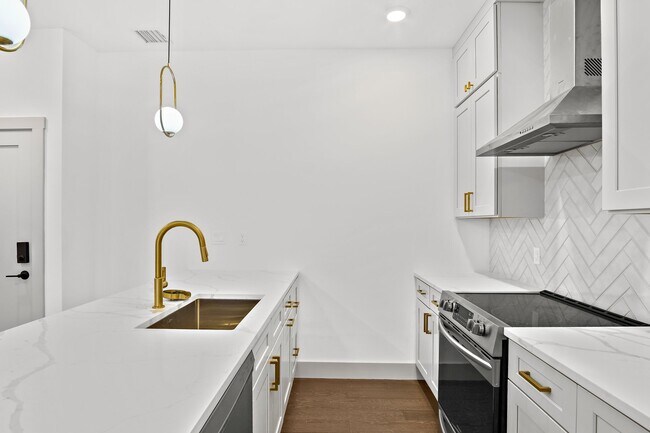 127 E Cottage St unit 8, Dorchester, MA 02125 - photo 3