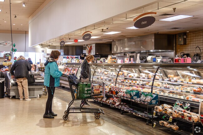 Prairie View families can get groceries at Mariano's.