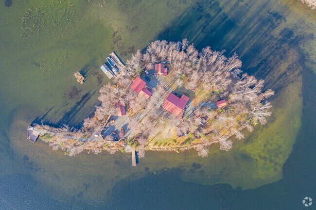 Cottonwood Lake homes offer privacy in scenic South Lakes.