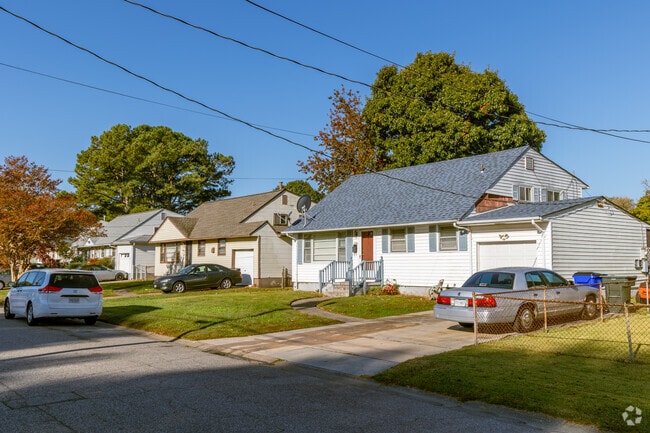 Bungalow-style homes in Norfolk's River Oaks neighborhood have garages.