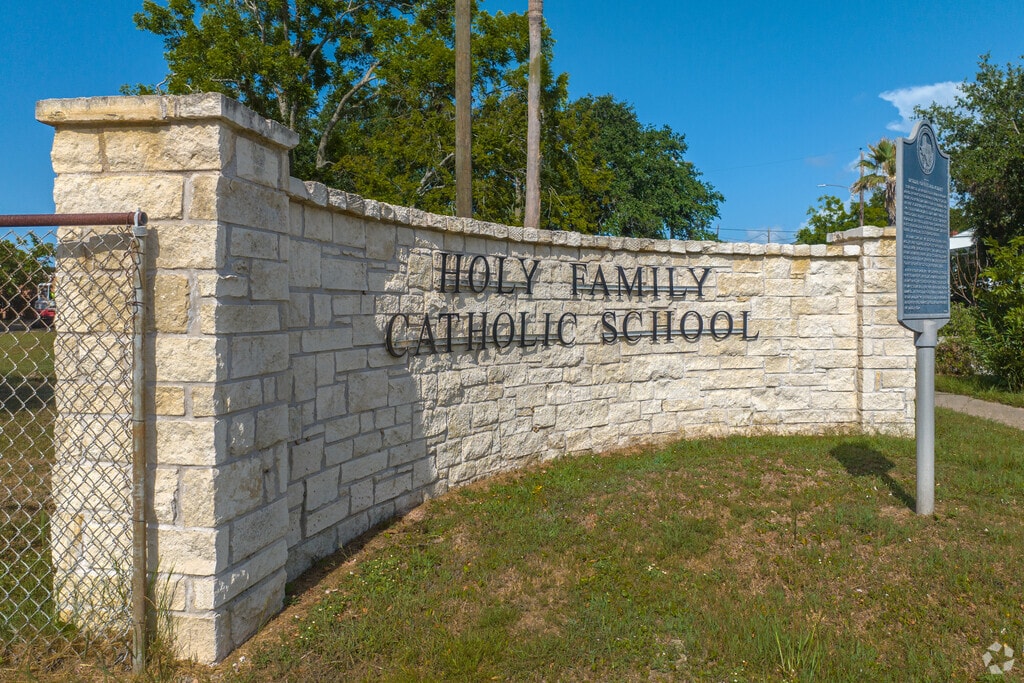 The school alumni include several notable figures, such as former Texas governor Mark White.