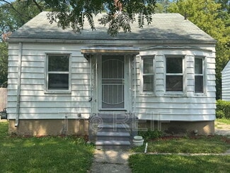 18941 Elkhart St, Harper Woods, MI 48225