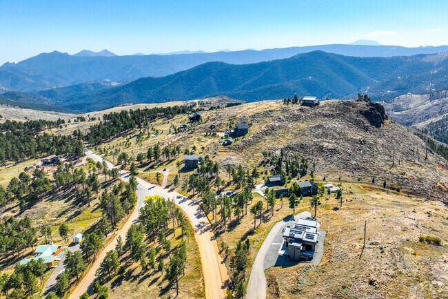 Over 35 acres properties in Sunshine Canyon guarantees the mountain character of the area.