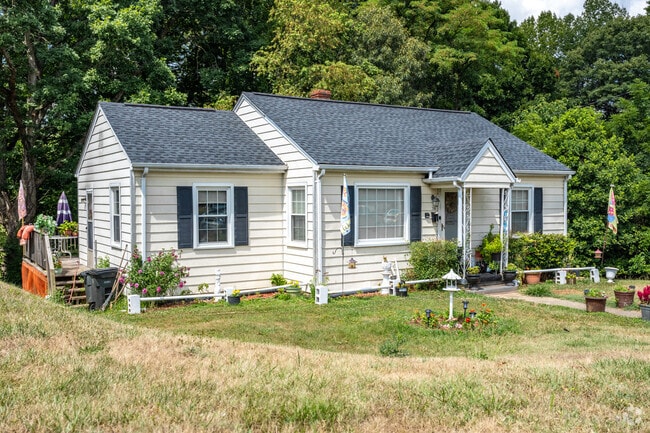 There are homes in all sizes in Perrymont.