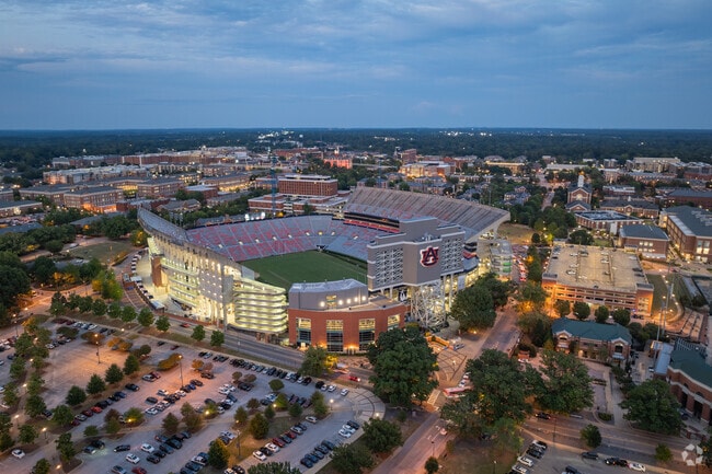 Asheton Lakes is a few miles away from Jordan-Hare stadium, great to access game days.