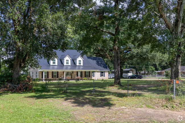 Homes nestled into large treed lots are plentiful in Plantation near Mobile, AL.