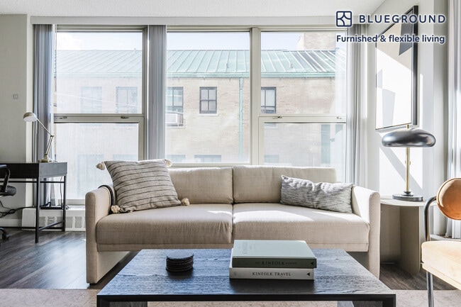 5600 N Sheridan Rd unit FL4-ID923, Chicago, IL 60660 - photo 2