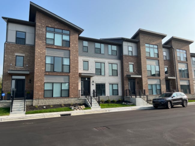 677 Golborne St, Carmel, IN 46032 - photo 3