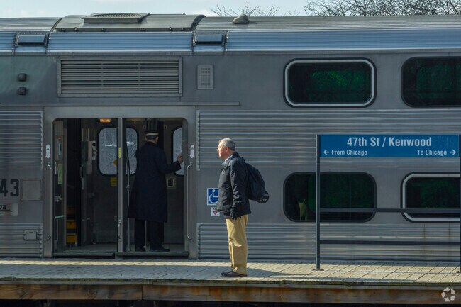Residents of Kenwood can hop onto the Metra rail line to commute to downtown Chicago.