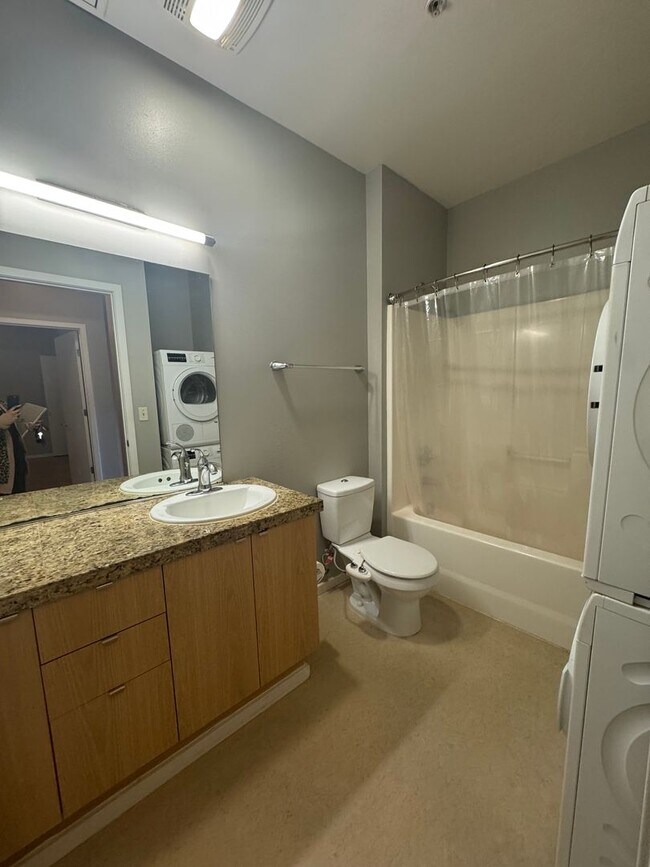 Hawthorne @ Ladd's - 1 & 2 Bedroom Apartment Homes, Portland, OR 97214 - photo 4