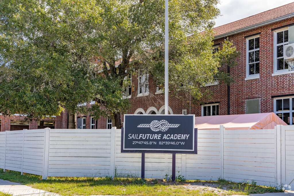 SailFuture Academy has 80 students in grades 8-12 with a student-teacher ratio of 15 to 1.