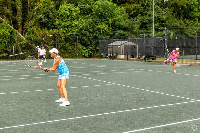 The Long Cove neighborhood has 8 tennis courts and 4 pickleball courts.