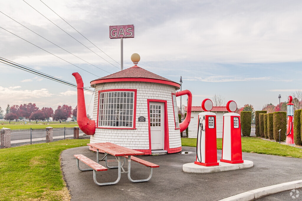 Teapot Dome Service Station offers a quirky historic stop near Zillah’s wine country.