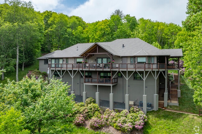 Sugar Mountain homes blend rustic charm with modern elegance, creating the perfect retreat for residents in the Blue Ridge Mountains.