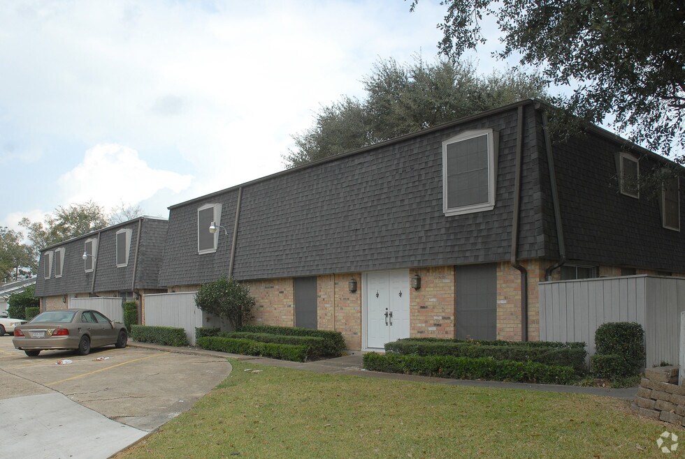 Chateau 1000, Beaumont, TX 77701 - photo 1