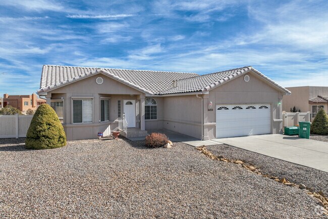 Contemporary homes and xeriscaping are common housing trends found around Farmington.