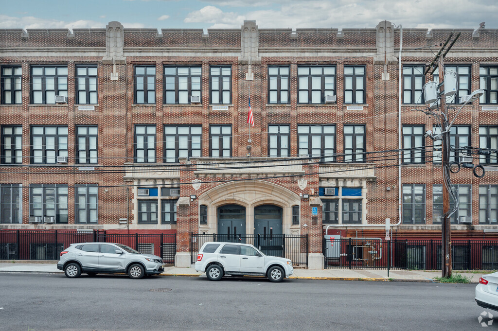 Paterson Public School 18 is a 1-8 elementary and middle school with a student population of 750
