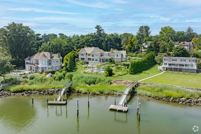 Smith Road homes all feature water access in Belle Haven.