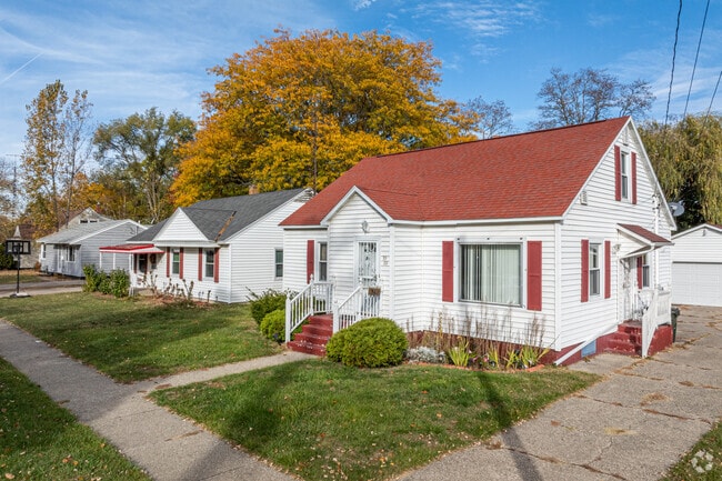 Many cozy homes line the streets of the Steele neighorhood.