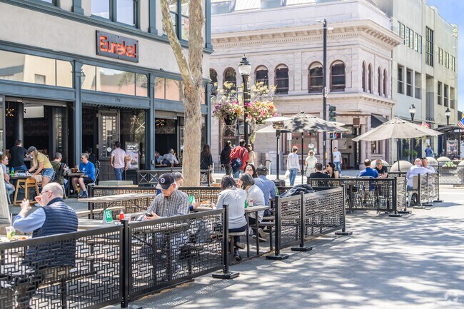 Eureka on Castro Street has a large seating area along Castro Street in Mountain View, CA.