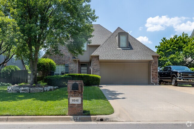 Manicured lawns are common in the Ridge Pointe Neighborhood.