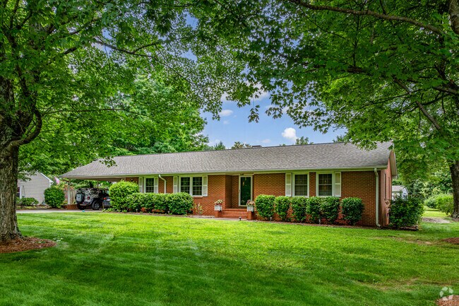 Ranch style homes are common around Robinridge.