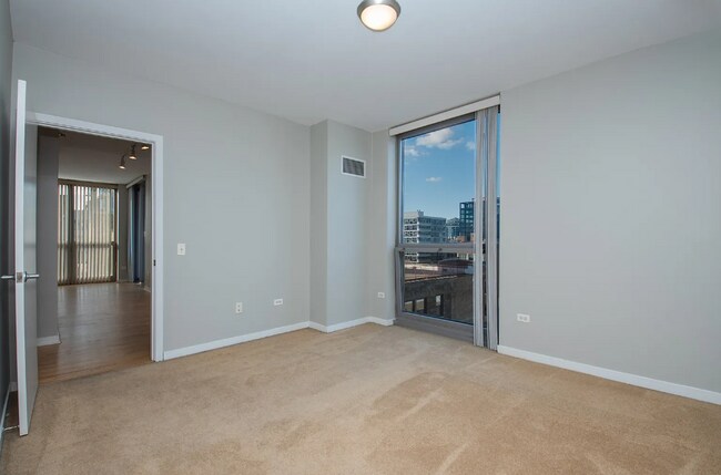 301 W Ohio St unit 1004, Chicago, IL 60654 - photo 2