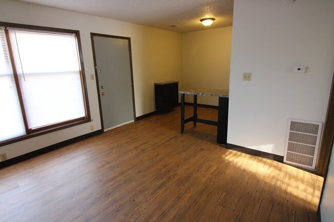 1106-1110 Kent Circle, Waterloo, IA 50701 - photo 7