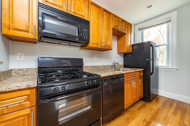 132 Highland Rd unit 136 Highland Ave, Somerville, MA 02144 - photo 2