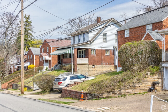 Many homes in Lincoln-Lemington-Belmar include garages and small front yards.