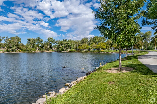 Lake Minnehaha residents are a short walk from scenic lakeside paths.