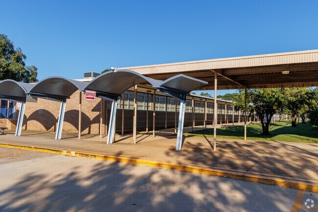 Main entrance to Ridgewood Middle School in Shreveport.