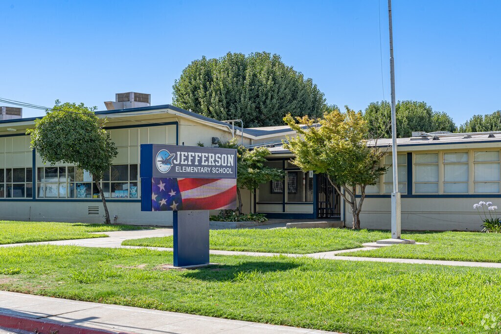 Jefferson Elementary School serves grades K-6 in Dinuba.