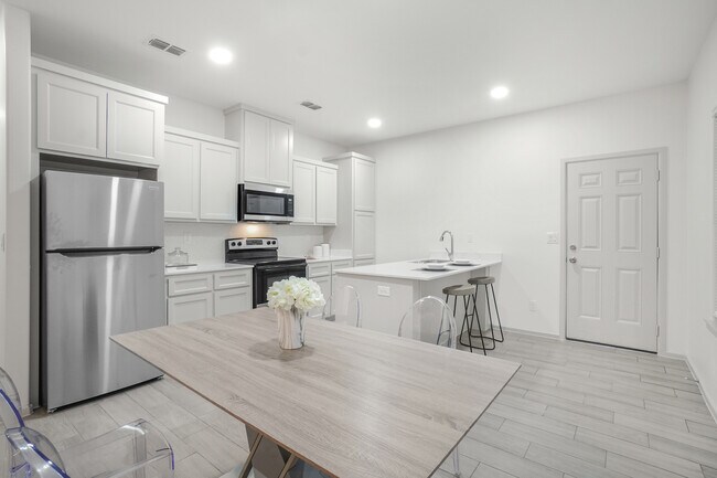 1002 N Tower Rd unit 2, Alamo, TX 78516 - photo 2