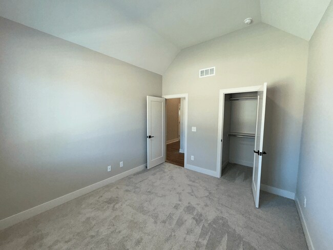 1439 SW Winthrop Dr, Lee's Summit, MO 64081 - photo 5