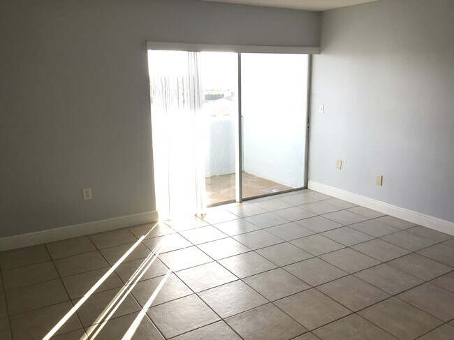 9375 Fontainebleau Blvd unit L422, Miami, FL 33172 - photo 6