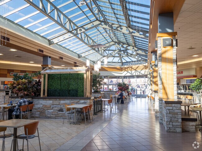 Everett Mall has abundant shopping options.