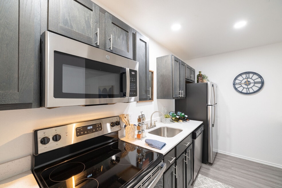 Frisco Apartments on Walnut, Rogers, AR 72756 - photo 1